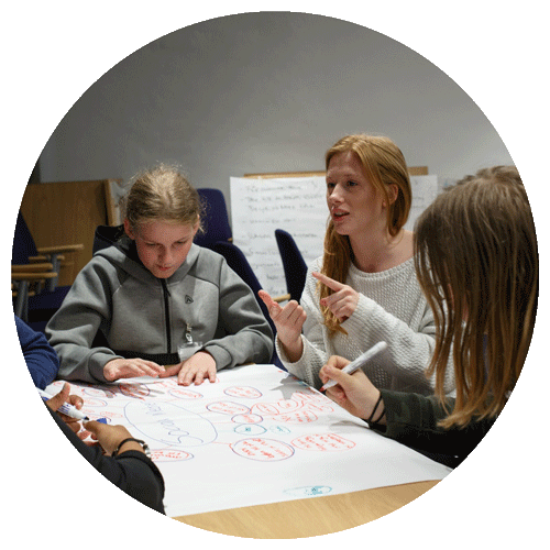 SAOM_kreis_edvin-johansson-UGGinojhaC0-unsplash-(1) Kinder arbeiten im Schultraining am Tisch