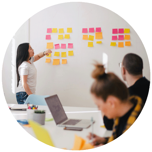 SAOM_kreis_you-x-ventures-Oalh2MojUuk-unsplash-(1) Pädagogin klebt Notizzettel an eine Tafel