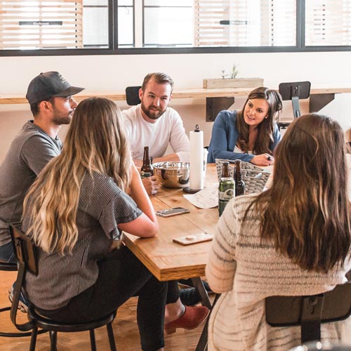 starkauchohnemuckis-500-bantersnaps-PTRzqc_h1r4-unsplash Eltern sitzen zusammen am Tisch und reden