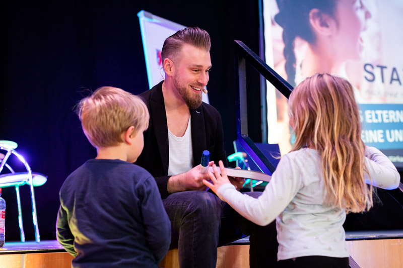 starkauchohnemuckis-danielduddek-jonaskinskiphotography_facebook_045 Daniel Duddek spricht mit 2 Kindern auf der Bühne